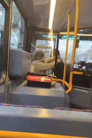 伦敦巴士上发生疯狂斗殴，两名乘客在繁忙的旅途中开始打架