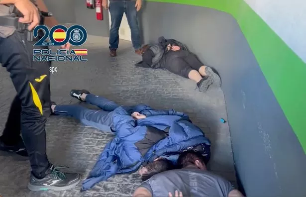 西班牙警方突袭英国加密货币绑架者的戏剧性时刻