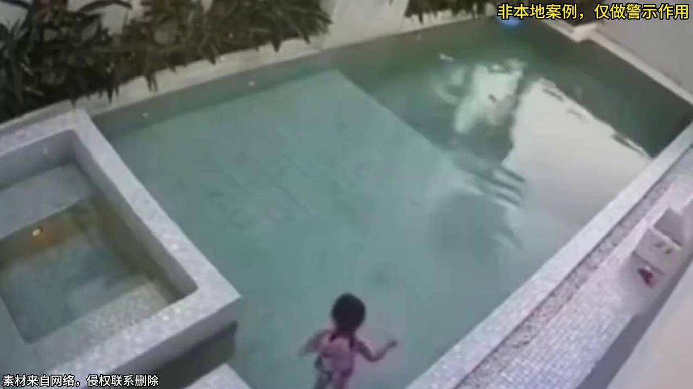 一个四岁的小女孩被发现在浴缸里失去反应后死亡