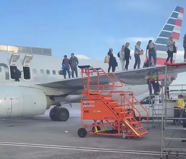 美国航空公司飞行员在飞机起火前对空中交通管制人员说的话令人不寒而栗