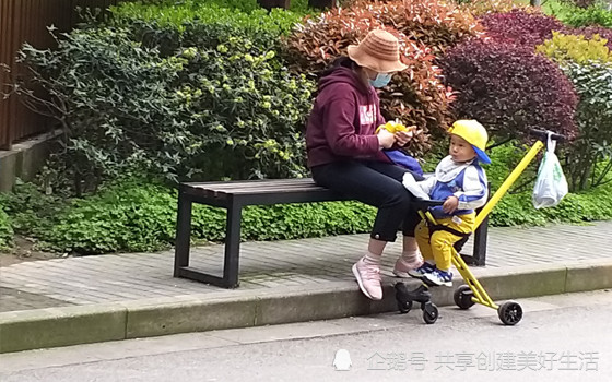 乔斯·斯通透露她收养了一个婴儿，并分享了他和兄弟姐妹见面的甜蜜照片