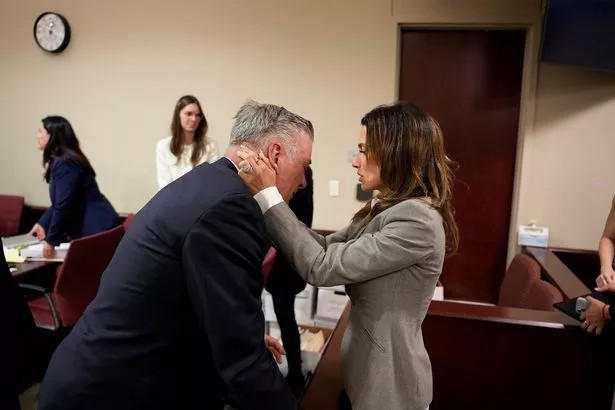 亚历克·鲍德温（Alec Baldwin）的妻子在女儿问她父亲的问题时强忍着眼泪