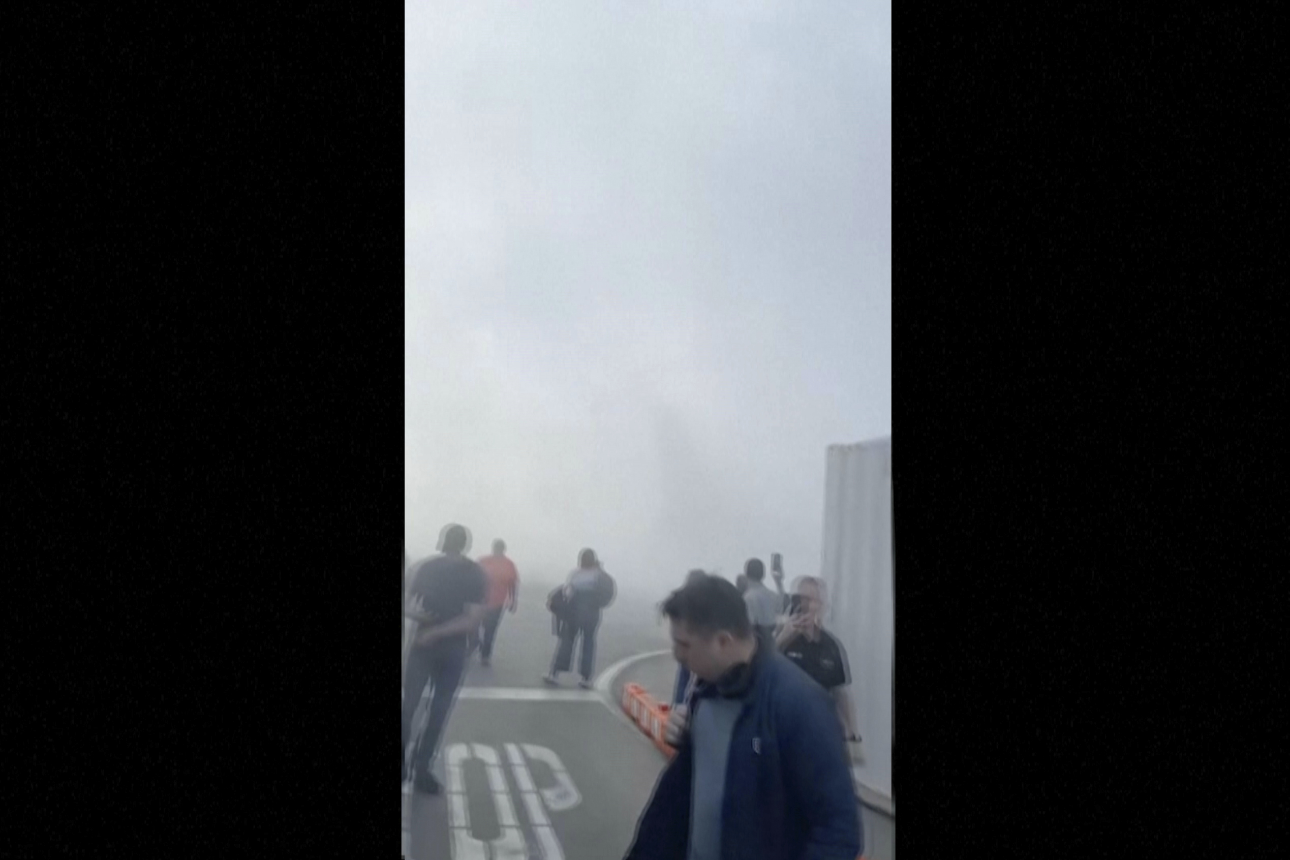 美国航空公司一架飞机在丹佛机场起火，12人受伤