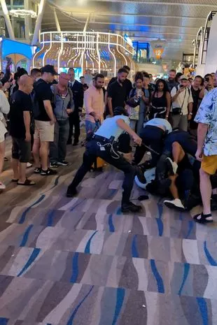 醉酒游客被机场警察扭打,并被告知不能再喝酒