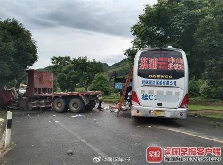 巴西一辆客车和一辆卡车相撞，造成22人死亡