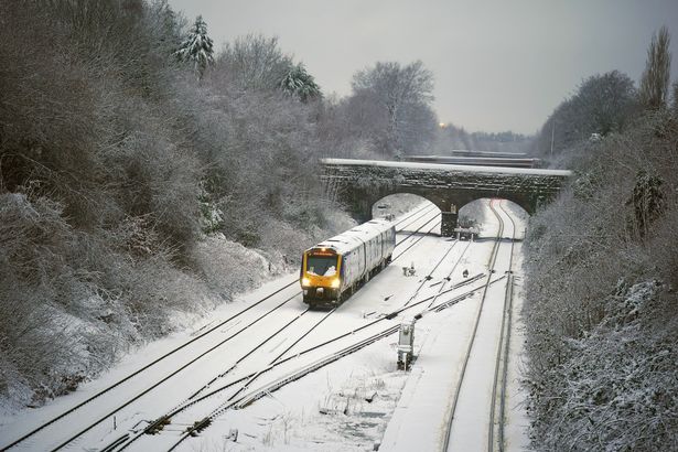 英国的机场在零下11摄氏度的严寒中关闭，大雪引发了交通混乱