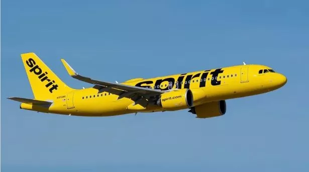 当子弹进入机舱并击中机组人员时，精神航空公司的一架飞机在空中被炮火扫射