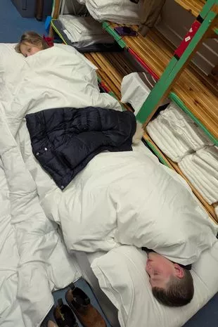 孩子们在Travelodge酒店的洗衣房睡了一晚，“精神受到了创伤”，哭着离开了