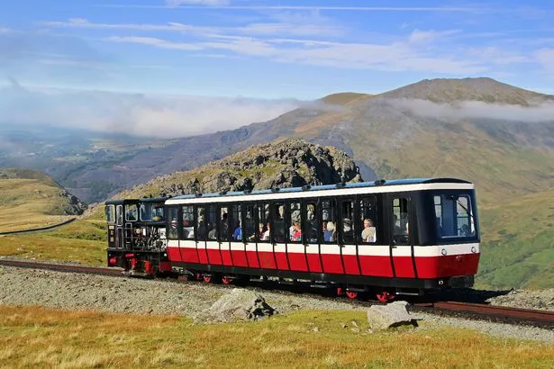 英国“风景最美”的铁路全长4.7英里,要爬一座不可思议的山峰