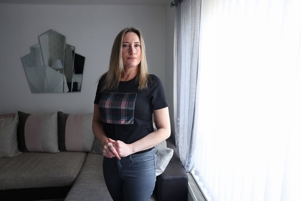 在孩子们面前殴打两名妇女的暴徒在入狱几周后被释放