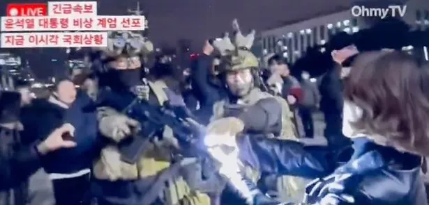戒严令实施后,韩国安保人员将武器对准首尔令人痛心的抗议者