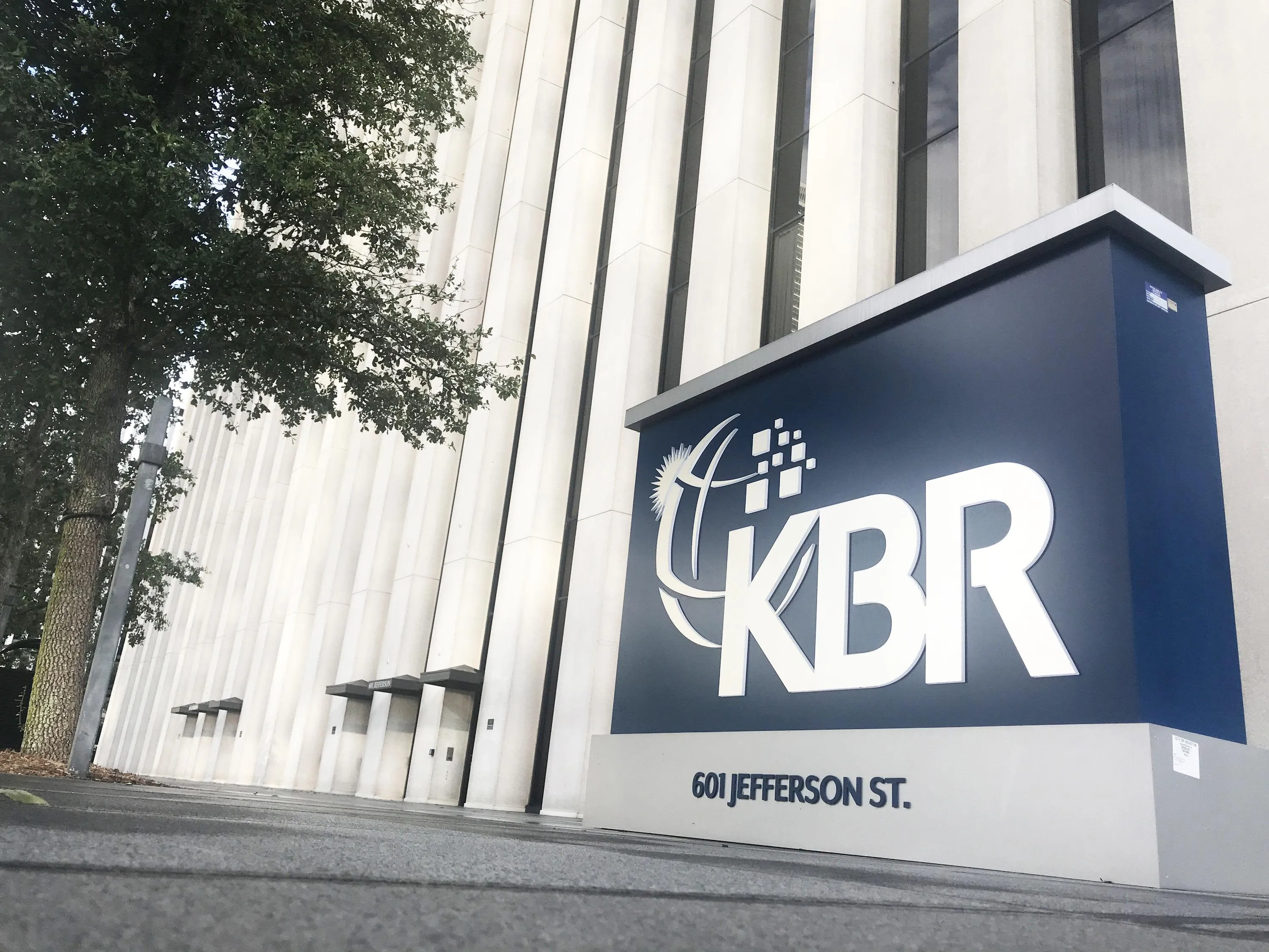 对冲基金的投资策略：KBR公司突发新闻和见解