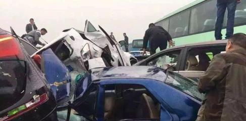 巴西一辆公共汽车爆胎撞上一辆卡车，火球造成38人死亡