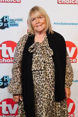 琳达·罗布森(Linda Robson)泪流满面地更新了朋友波琳·夸克(Pauline Quirke)令人心碎的痴呆症斗争
