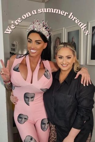 凯蒂·普莱斯(Katie Price)在破产困境中从日常工作中“休暑假”时眉飞目展