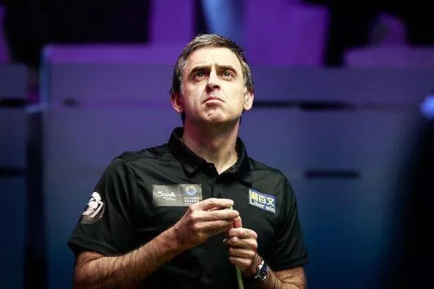 罗尼·奥沙利文（Ronnie O'Sullivan）在退出比赛前将球杆摔在桌子上，他看到了红色