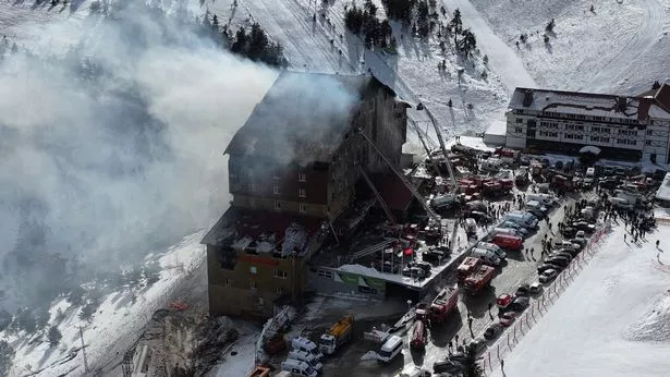 土耳其大火：令人震惊的时刻，大火撕裂了滑雪酒店，造成76人死亡，客人被迫跳楼