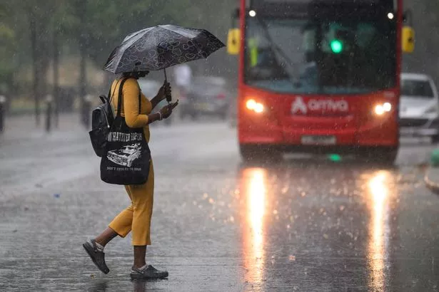 英国气象局发布天气预报,雷暴、洪水和30摄氏度的高温将席卷英国