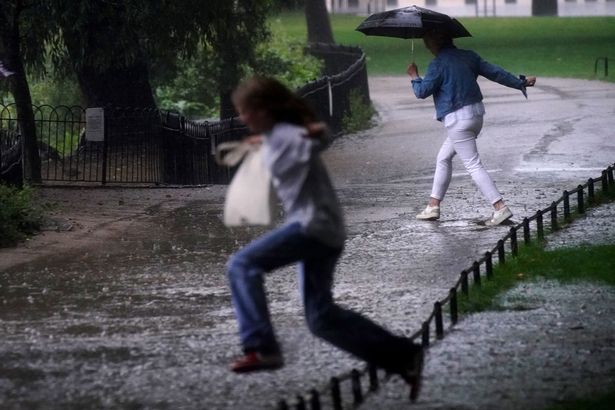 英国气象局发布天气预报,雷暴、洪水和30摄氏度的高温将席卷英国
