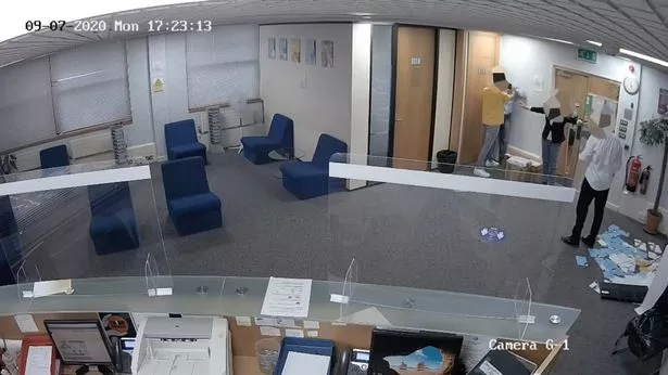 戏剧性的闭路电视画面显示,挥舞着刀的纳粹分子冲进律师事务所