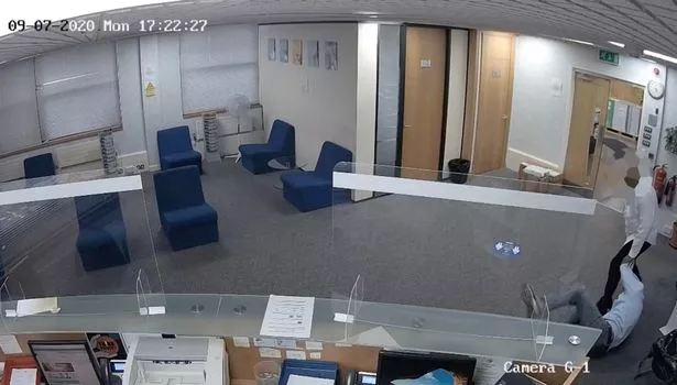 戏剧性的闭路电视画面显示,挥舞着刀的纳粹分子冲进律师事务所