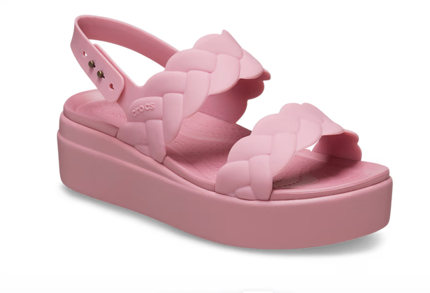 Crocs的“完美旅行凉鞋”售价60英镑,“非常舒适”,购物者可以“步行数英里”。