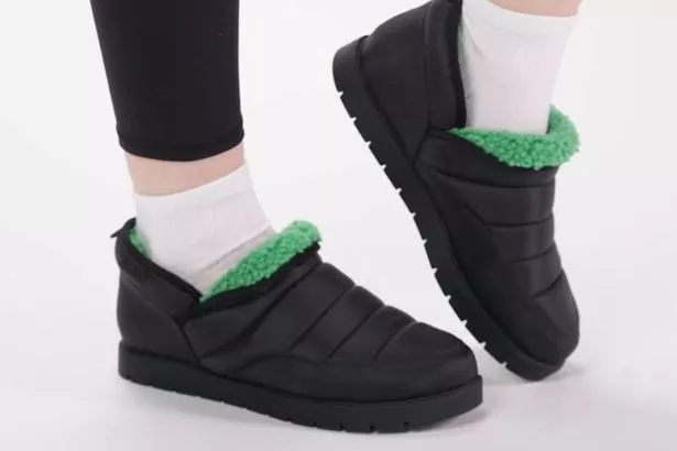 五个人尝试并测试了Oodie黑色星期五促销的必备品,除了连帽毯子